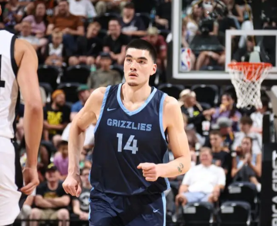 NBA夏联-灰熊加时遭爵士绝杀 周志豪首秀0.2秒绝平14+15+4帽 NBA夏联-灰熊加时遭爵士绝杀 周志豪首秀0.2秒绝平14+15+4帽