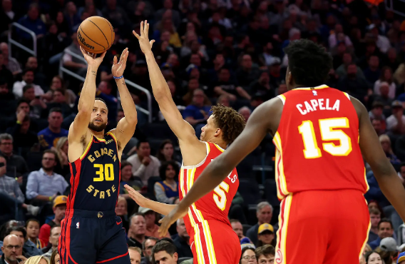 库里高效23+8维金斯27分 勇士6人上双120-97轻取老鹰