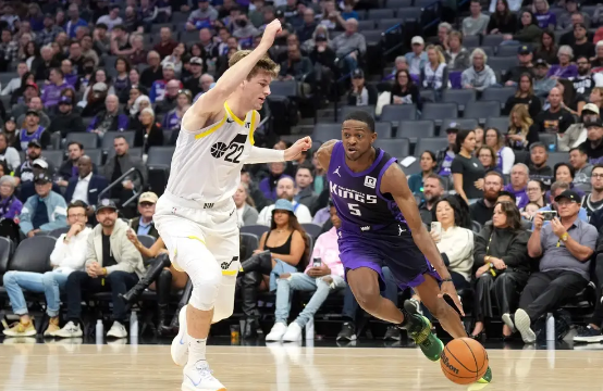 福克斯21+9 许尔特26+5 小萨19+12+6 国王6人得分15+大胜爵士