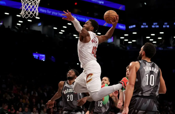 小莫布里21+5 卡梅隆-约翰逊22分 骑士7人上双29分大胜篮网