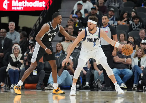 丁威迪28+7+6 巴恩斯29+8 独行侠8人出战4人20+胜马刺止5连败