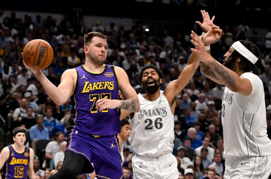 东契奇45+8&上半场31分 詹姆斯27+7 湖人胜独行侠锁定季后赛