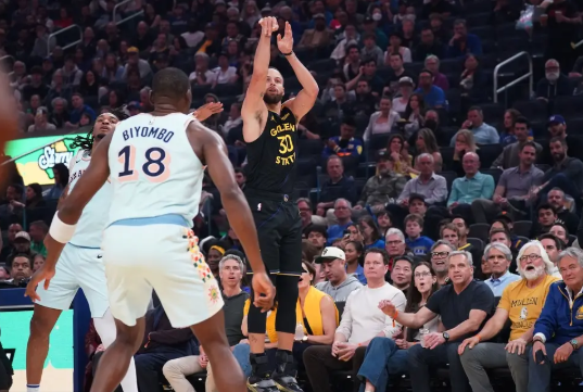 巴恩斯三分绝杀！库里30+8 巴特勒28+7 马刺力克勇士