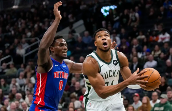 字母哥32+11+15 波蒂斯17+10 CC36+6+12 雄鹿力克活塞迎7连胜 字母哥32+11+15 波蒂斯17+10 CC36+6+12 雄鹿力克活塞迎7连胜