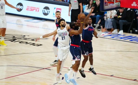 穆雷8三分轰43+7 威少21分 哈登9中3 掘金3-2快船勇夺天王山 穆雷8三分轰43+7 威少21分 哈登9中3 掘金3-2快船勇夺天王山