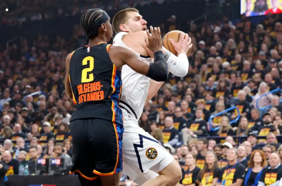 约基奇42+22 鸭梨33+10 戈登三分准绝杀 掘金逆转雷霆开门红 约基奇42+22 鸭梨33+10 戈登三分准绝杀 掘金逆转雷霆开门红