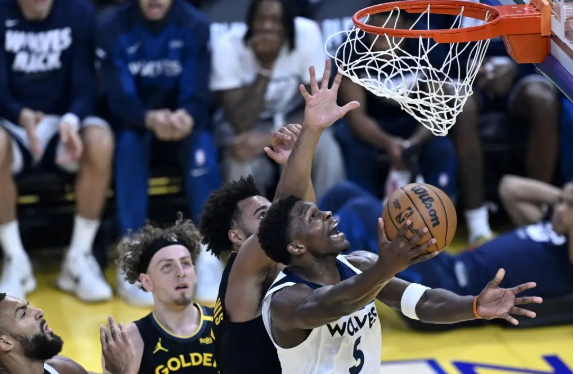 爱德华兹30+5 库明加23分 森林狼轻取勇士获赛点 爱德华兹30+5 库明加23分 森林狼轻取勇士获赛点